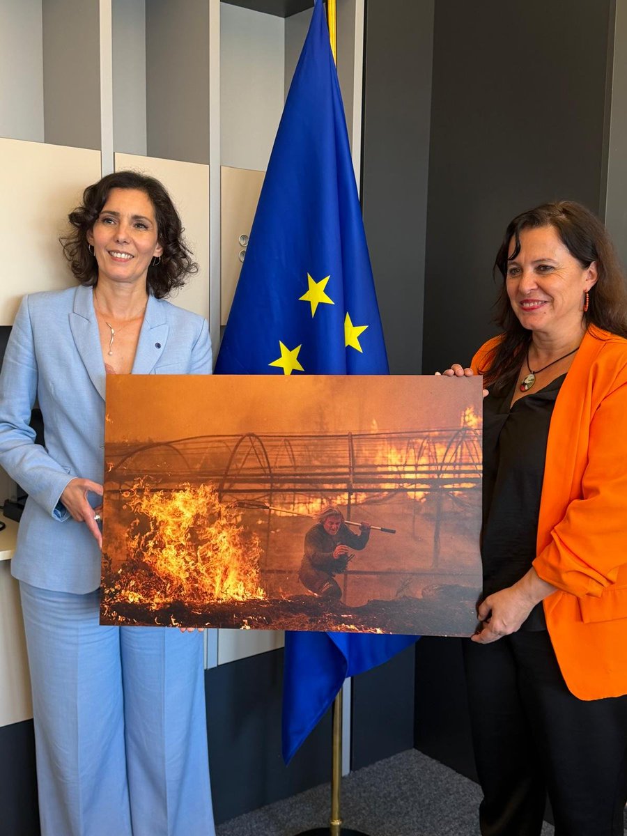 anamirandapaz's tweet photo. Onte despois do debate dos lumes no Parlamento Europeo, tiven un encontro coa Comisaria @hadjalahbib responsable da protección civil nos incendios, sobre a necesidade de prevención e apoio. Entregueille a fotografía de @brais_lorenzo dun dos graves lumes do ano pasado en Galiza https://t.co/3rL046R43N