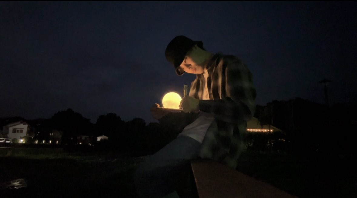 ryuga_dsmk's tweet photo. 頭の中を無色で何も考えずにいる時こそ不思議な案が思い浮かぶ♪
詩を書く時はいつも紙とボールペン‼️アナログ式✌️ https://t.co/MFCm3edaj3