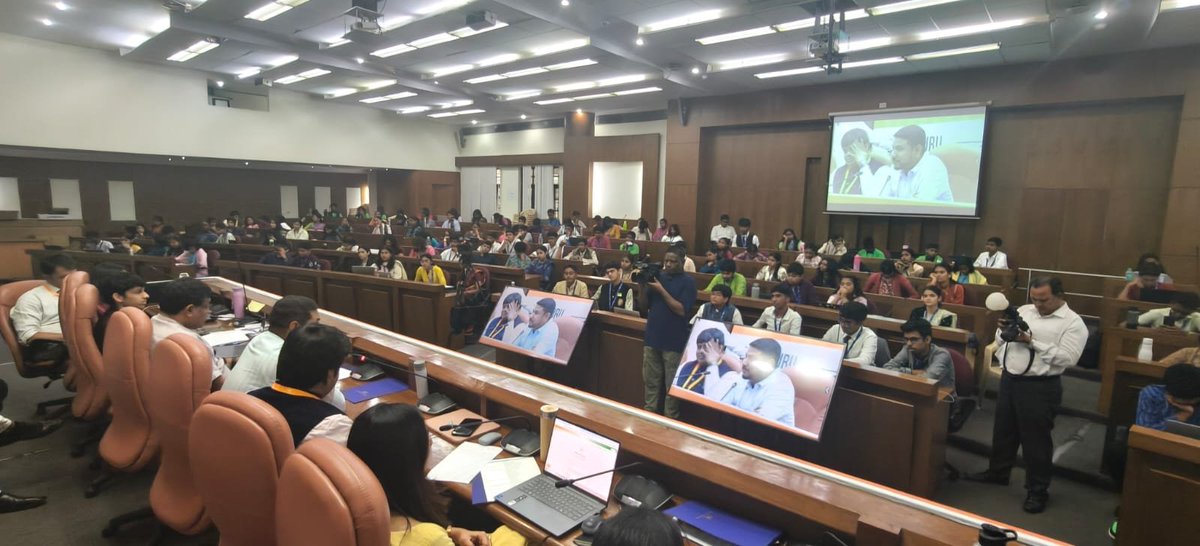 MLADarshanINC's tweet photo. ಇಂದು ಬೆಂಗಳೂರಿನ ವಿಕಾಸ ಸೌಧದಲ್ಲಿ ಯಂಗ್ ಕರ್ನಾಟಕ ವಿಧಾನಸಭೆ ಸಚಿವಾಲಯ ಹಾಗೂ ಯಂಗ್ ಇಂಡಿಯನ್ಸ್ ಬೆಂಗಳೂರು ಆಯೋಜಿಸಿದ್ದ 'ಯಂಗ್ ಇಂಡಿಯನ್ಸ್ ಪಾರ್ಲಿಮೆಂಟ್ (YIP)–2026' ಕಾರ್ಯಕ್ರಮದಲ್ಲಿ ಪಾಲ್ಗೊಂಡು, ವಿದ್ಯಾರ್ಥಿ ಮಿತ್ರರೊಂದಿಗೆ ದೇಶದ ಭವಿಷ್ಯ ನಿರ್ಮಾಣದಲ್ಲಿ ಯುವ ನಾಯಕತ್ವದ ಪಾತ್ರ, ಪ್ರಜಾಪ್ರಭುತ್ವದ ಮೌಲ್ಯಗಳು ಹಾಗೂ ಸಾರ್ವಜನಿಕ ಜೀವನದಲ್ಲಿ ಯುವಜನರ ಜವಾಬ್ದಾರಿಗಳು ಕುರಿತು ಸಂವಾದ ನಡೆಸಿದೆ.

ಭಾರತವು ವಿಶ್ವದ ಅತಿ ಹೆಚ್ಚು ಯುವಜನರನ್ನು ಹೊಂದಿರುವ ರಾಷ್ಟ್ರವಾಗಿದೆ. ನಮ್ಮ ದೇಶದ ಅಭಿವೃದ್ಧಿ, ಉತ್ತಮ ಆಡಳಿತ ಮತ್ತು ಸಮೃದ್ಧ ಭವಿಷ್ಯ ನಿರ್ಮಾಣದಲ್ಲಿ ಯುವಜನರ ಪಾತ್ರ ಅತ್ಯಂತ ಮಹತ್ವದ್ದಾಗಿದೆ. ಯುವಕರು ಕೇವಲ ಭವಿಷ್ಯದ ನಾಯಕರು ಮಾತ್ರವಲ್ಲ, ಇಂದಿನ ಸಮಾಜದಲ್ಲಿ ಬದಲಾವಣೆಯನ್ನು ತರಬಲ್ಲ ಶಕ್ತಿಯೂ ಹೌದು. ಪ್ರಜಾಪ್ರಭುತ್ವದ ಮೌಲ್ಯಗಳನ್ನು ಅರಿತು, ಸಂವಿಧಾನದ ಆಶಯಗಳನ್ನು ಅಳವಡಿಸಿಕೊಂಡು, ಸಮಾಜಮುಖಿ ಚಿಂತನೆಯೊಂದಿಗೆ ಸಾರ್ವಜನಿಕ ಜೀವನದಲ್ಲಿ ಸಕ್ರಿಯವಾಗಿ ತೊಡಗಿಸಿಕೊಳ್ಳುವ ಯುವ ನಾಯಕತ್ವ ಇಂದು ಅಗತ್ಯವಾಗಿದೆ.

ಈ ವೇಳೆ MLC ಕೆ. ಎಸ್ ನವೀನ್ ರವರು, ಅಧ್ಯಕ್ಷರಾದ ಹರೀಶ್ ರವರು ವಿದ್ಯಾರ್ಥಿಗಳು ಸೇರಿದಂತೆ ಹಲವರು ಹಾಜರಿದ್ದರು.

#YoungIndiansParliament #YIP2026 #YouthLeadership