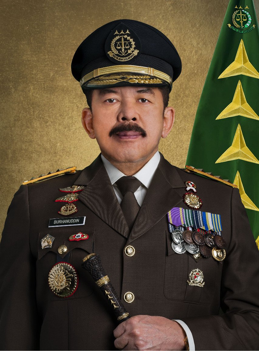 indepenSumatera's tweet photo. Sepertinya Prabowo marah, mungkin karna pengeledahan jampidsus tidak diberitahukan kepada beliau. Kabarnya siang ini prabowo memanggil langsung kapolri, jaksa Agung, Panglima TNI dan wakil dan ka bais.

Menarik kita saksikan laga perang bintang ini wak. Apakah jampidsus akan masuk bui atau listiyo Sigit yang akan terdepan dari jabatannya.