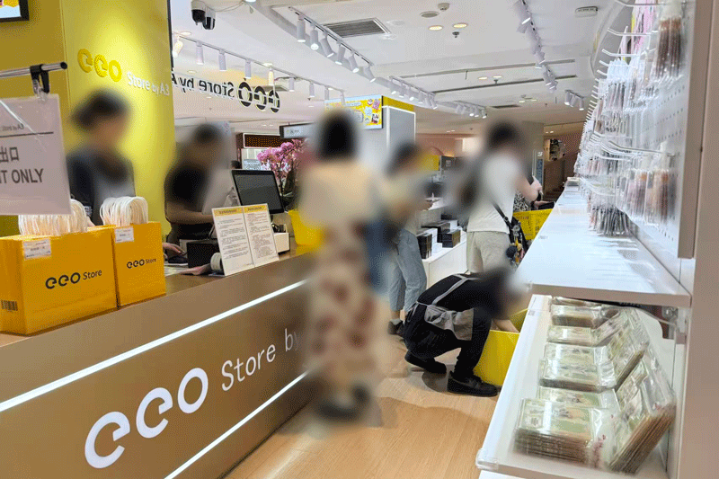 A3_jp_info's tweet photo. eeo初の海外店舗として本日オープンした
「eeo Store上海静安大悦城店」の様子を写真でお届け📸👇
たくさんのお客様にお越しいただいています🌸
#株式会社A3 #eeoStore https://t.co/pnxttACMEF