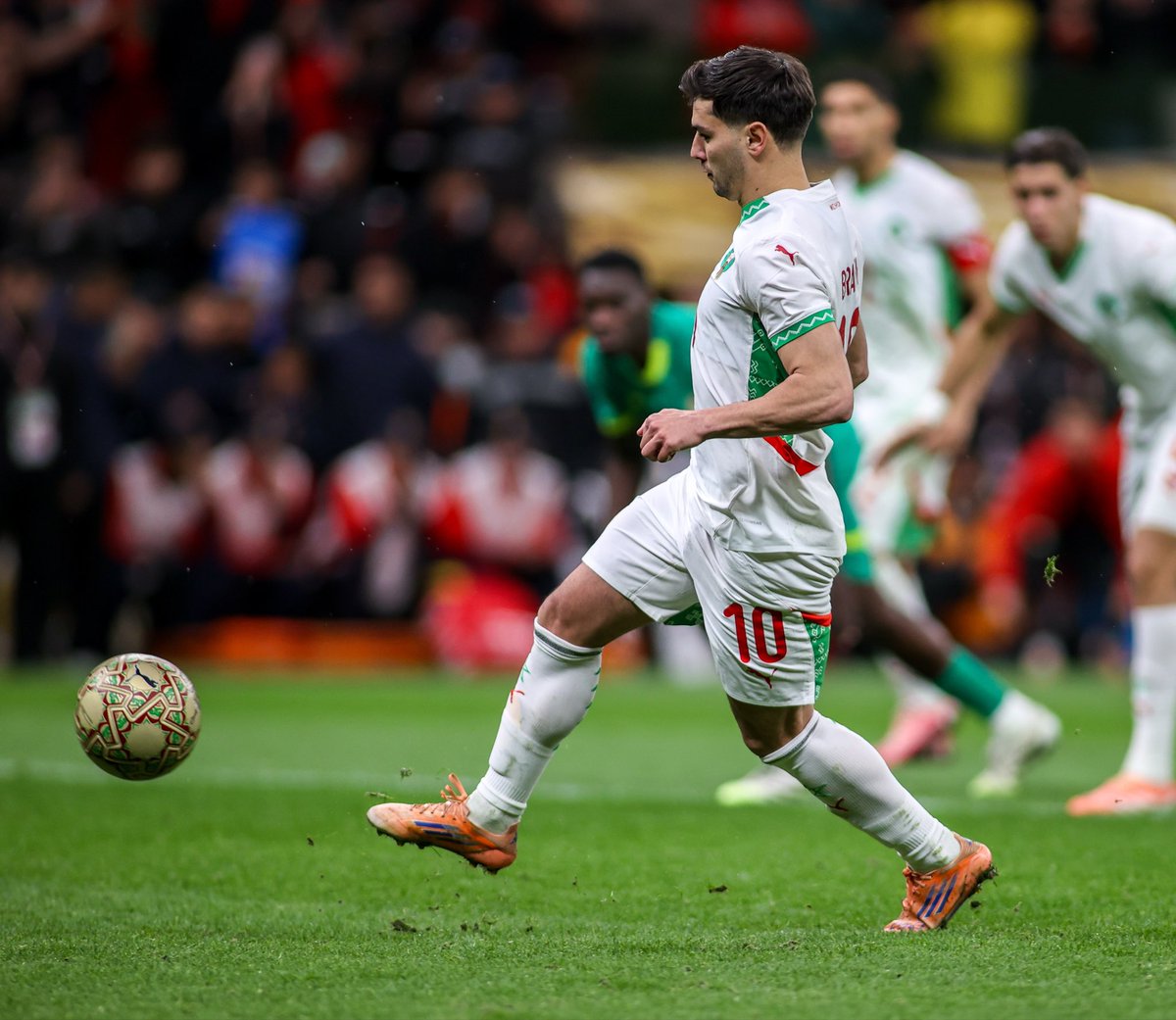 ActuFoot_'s tweet photo. 🚨 LA PANENKA RATÉE DE BRAHIM DIAZ 🇲🇦 EN FINALE DE LA CAN A CRÉÉ DES TENSIONS ENTRE ACHRAF HAKIMI 🇲🇦 ET LE JOUEUR DU REAL MADRID !!! 😤

Des mots durs ont été échangés entre les deux joueurs. 🤬

Le joueur du Real Madrid s’est excusé auprès du groupe et a essayé de regagner les cœurs en Mars mais le lien était trop distendu avec Hakimi 🇲🇦. 🥶

Le nouveau staff de Mohamed Ouahbi, et des gens proches du groupe ont essayé de calmer la situation.

Ce n’est pas le grand amour entre Brahim Diaz et Hakimi mais l’intérêt supérieur du football marocain a clairement pris le dessus. 

🗞️ @lequipe