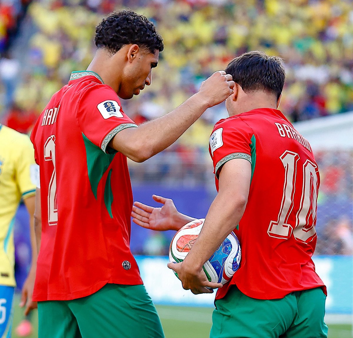 ActuFoot_'s tweet photo. 🚨 LA PANENKA RATÉE DE BRAHIM DIAZ 🇲🇦 EN FINALE DE LA CAN A CRÉÉ DES TENSIONS ENTRE ACHRAF HAKIMI 🇲🇦 ET LE JOUEUR DU REAL MADRID !!! 😤

Des mots durs ont été échangés entre les deux joueurs. 🤬

Le joueur du Real Madrid s’est excusé auprès du groupe et a essayé de regagner les cœurs en Mars mais le lien était trop distendu avec Hakimi 🇲🇦. 🥶

Le nouveau staff de Mohamed Ouahbi, et des gens proches du groupe ont essayé de calmer la situation.

Ce n’est pas le grand amour entre Brahim Diaz et Hakimi mais l’intérêt supérieur du football marocain a clairement pris le dessus. 

🗞️ @lequipe