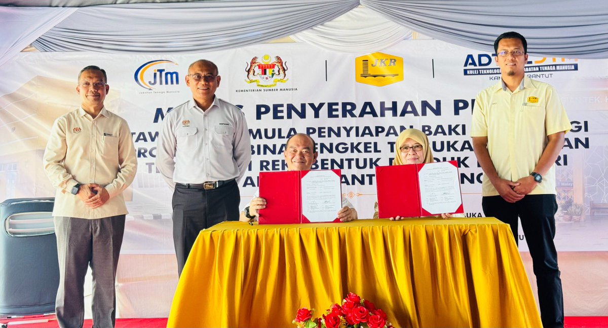 CKBA2_JKR's tweet photo. Penyerahan Projek Membina Bengkel Terbuka Bahagian Teknologi Rekabentuk di ADTEC Jerantut, Pahang kpd pelanggan.
@IEsa2018
@TkpkrBangunan
@JkrMaria
@Shahrom_007
@Ar_Azman_5167
#DeliveryIsOurPriority
#IamJKR #KitaJKR #JKRSynergy
#JasaKepadaRakyat
#TangkasBertindak https://t.co/WQeGzofN2j