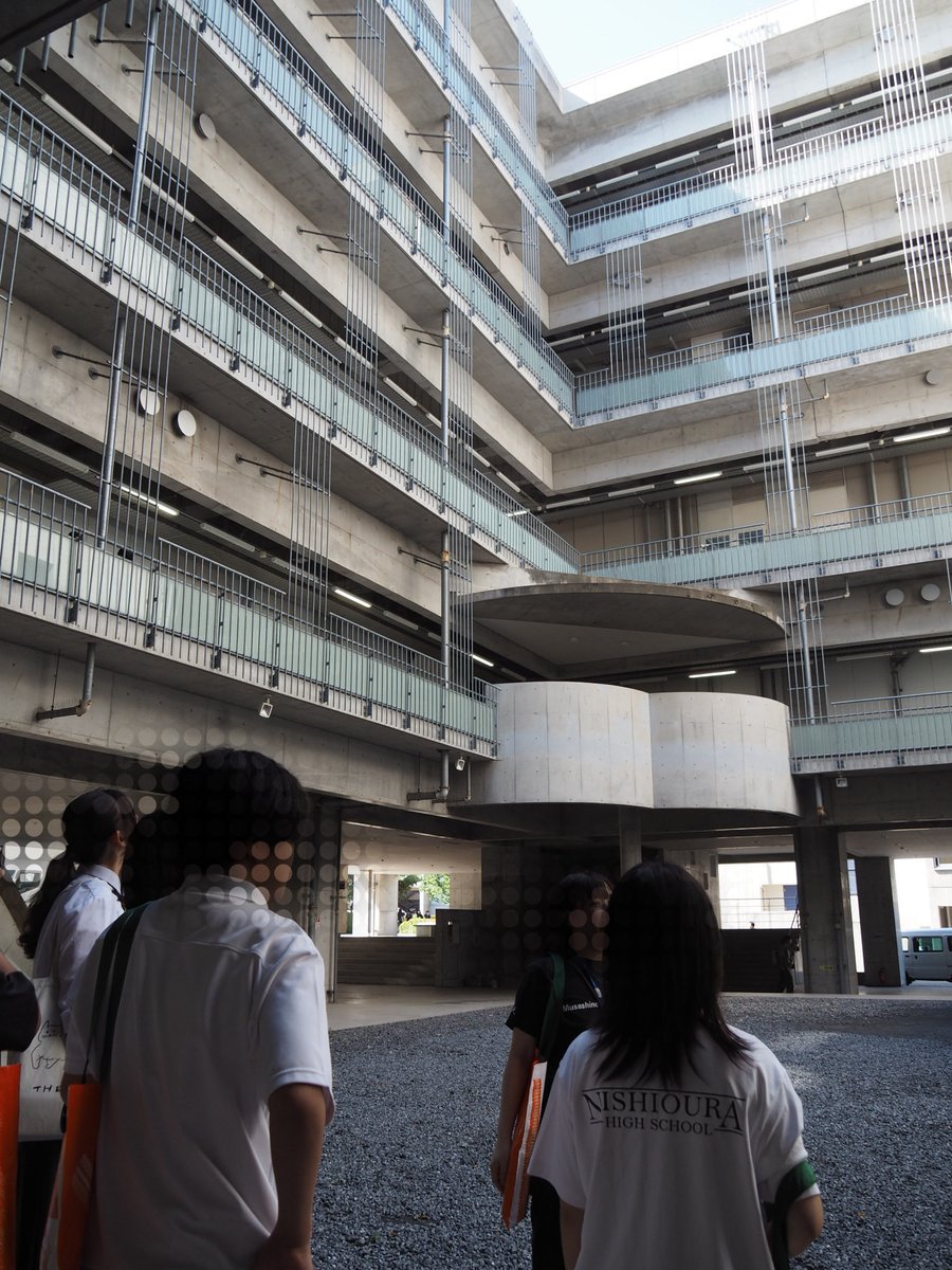 nishibi8's tweet photo. 午後は武蔵野美術大学を見学。 ひろい、でかい、すごい。キャンパスも学べる分野も広くて驚きます。 彫刻学科1年に在籍している井田先輩も来てくれました。 オープンキャンパスの準備をしている学生の姿がみられたりり、普段は入れないグラウンドに入ることができたりと、貴重な体験になりました。 https://t.co/s6XcSWJdtG