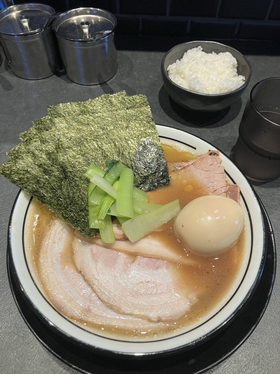 Emptyandlonely's tweet photo. らーめん飛粋
上大岡の新店

特製らーめん🍜
ライス
お好みは全部普通

美味い😋

歳のせいか杉田家みたいな家系直系はしょっぱ過ぎて苦手💦
ここのスープはちょうどいい✨
チャーシューが多くて最初は麺が引っ張り出せなかったw
店内はとても綺麗で接客も素晴らしい👏
女性1人でも入りやすいと思う

次からは麺固めにしよう

ここだけの話、平日の15時〜夕方は客が少なくて狙い目だぞ！！🤫