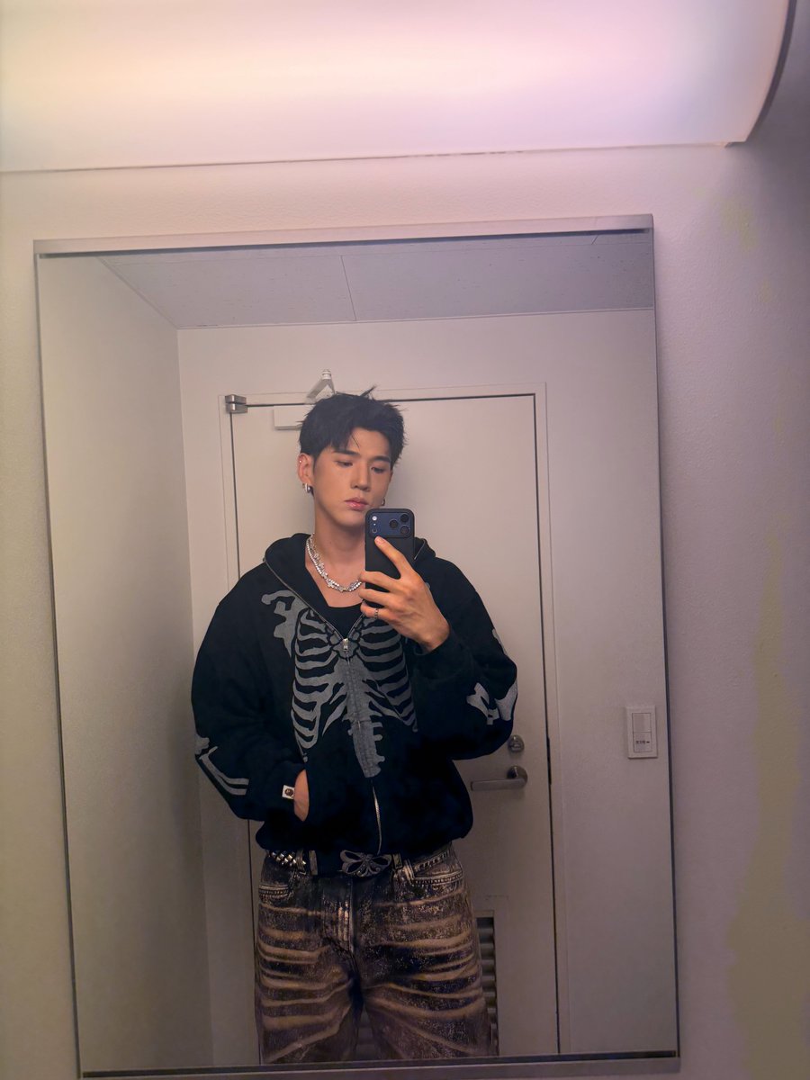 4SominAndBM's tweet photo. [🫧] 260709 11:13 KST
♣️🧵:

"I gotta stay off twitter haha"
"Mirror shot from Japan" https://t.co/NbcfQ055dq