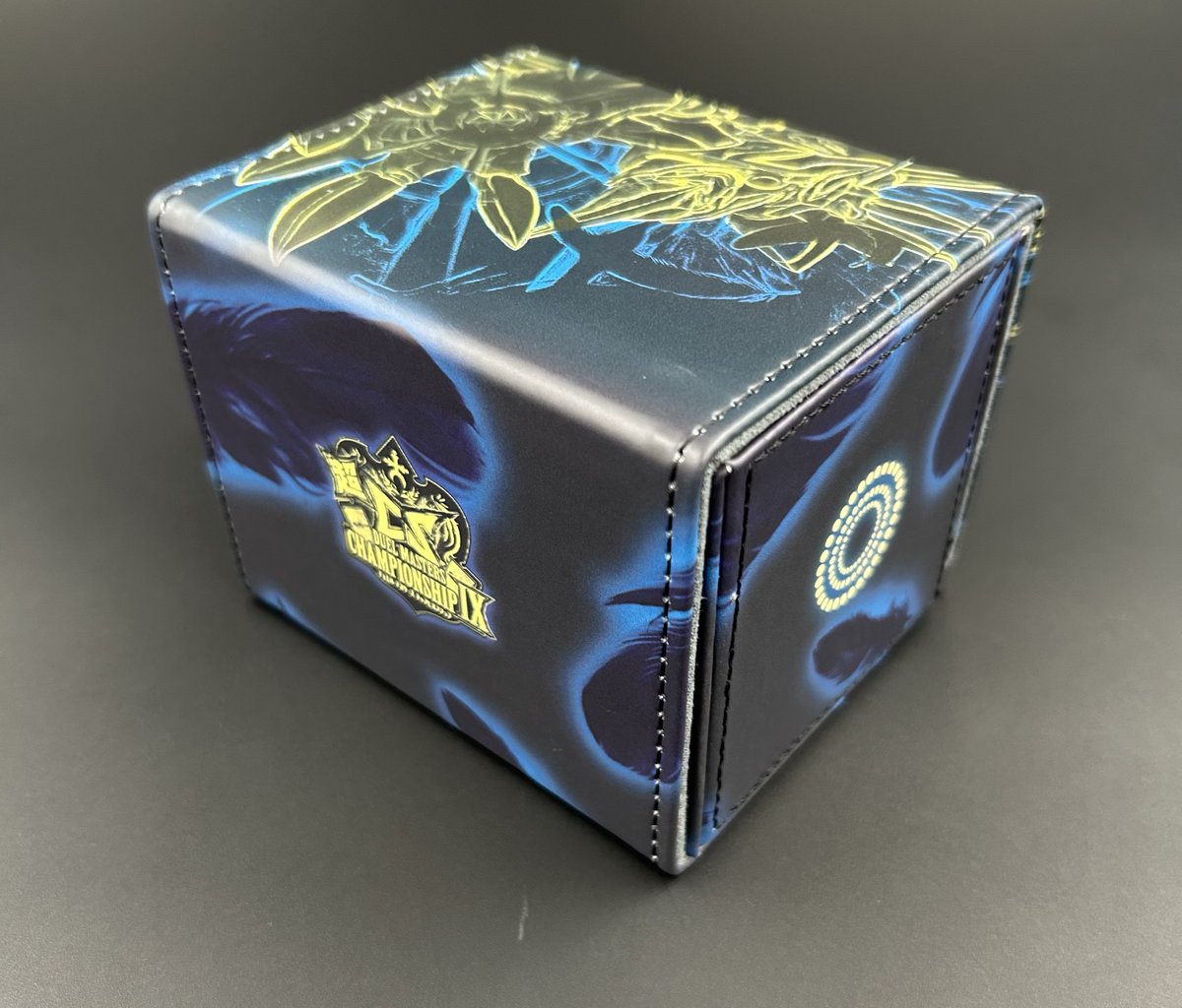 CARDBOX_DM's tweet photo. 【#超CS IX】

🎁サイドイベント交換景品🎁

・合皮デッキケース《聖霊王アルカディアス》

実物写真はこちら📸

35スタンプで交換可能です🎁
サイドイベントに参加して、
ぜひ手に入れてください！🙌

🔻超CSⅨ 特設サイト🔻
https://t.co/5XgM2GRXyH https://t.co/gnCgmoDNUQ