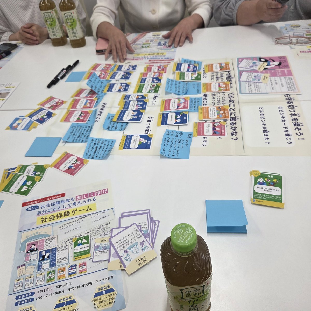 misako19491209's tweet photo. NPO 「法人SOCIAL CIRCLE AGENCY 」
代表理事社会福祉士　横山北斗氏による『社会保障ゲーム』社会的援助が必要な若い子どもたちは困っている時どの様な支援があるのか解らないとの声が聞かれた。それではどの様な支援が在るのかを「社会保障ゲーム」を通して学ぶことが出来ます。 https://t.co/IqeDZrdX63