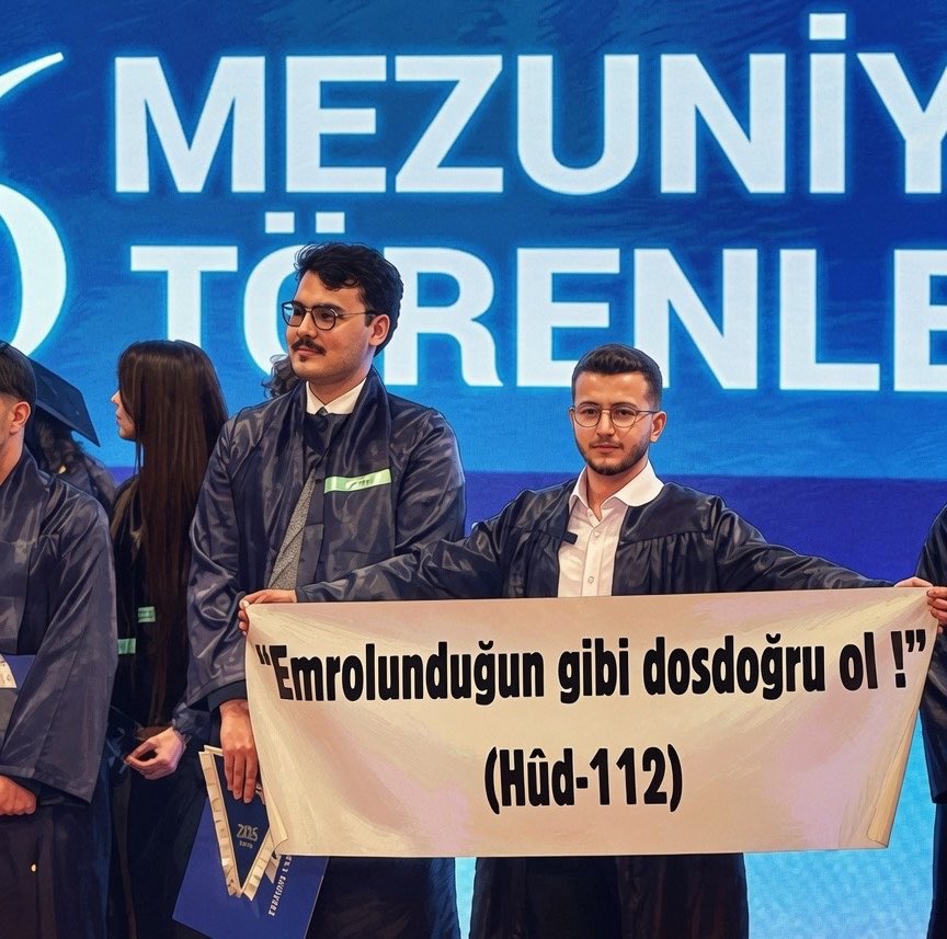 ozboyaciselman's tweet photo. Emrolunduğun gibi dosdoğru ol!

Söz Allah’ın olunca perdeleyenler aciz, gölgeleyenler kısa, hakikatler ise bakidir.. https://t.co/ihMytlVaWy