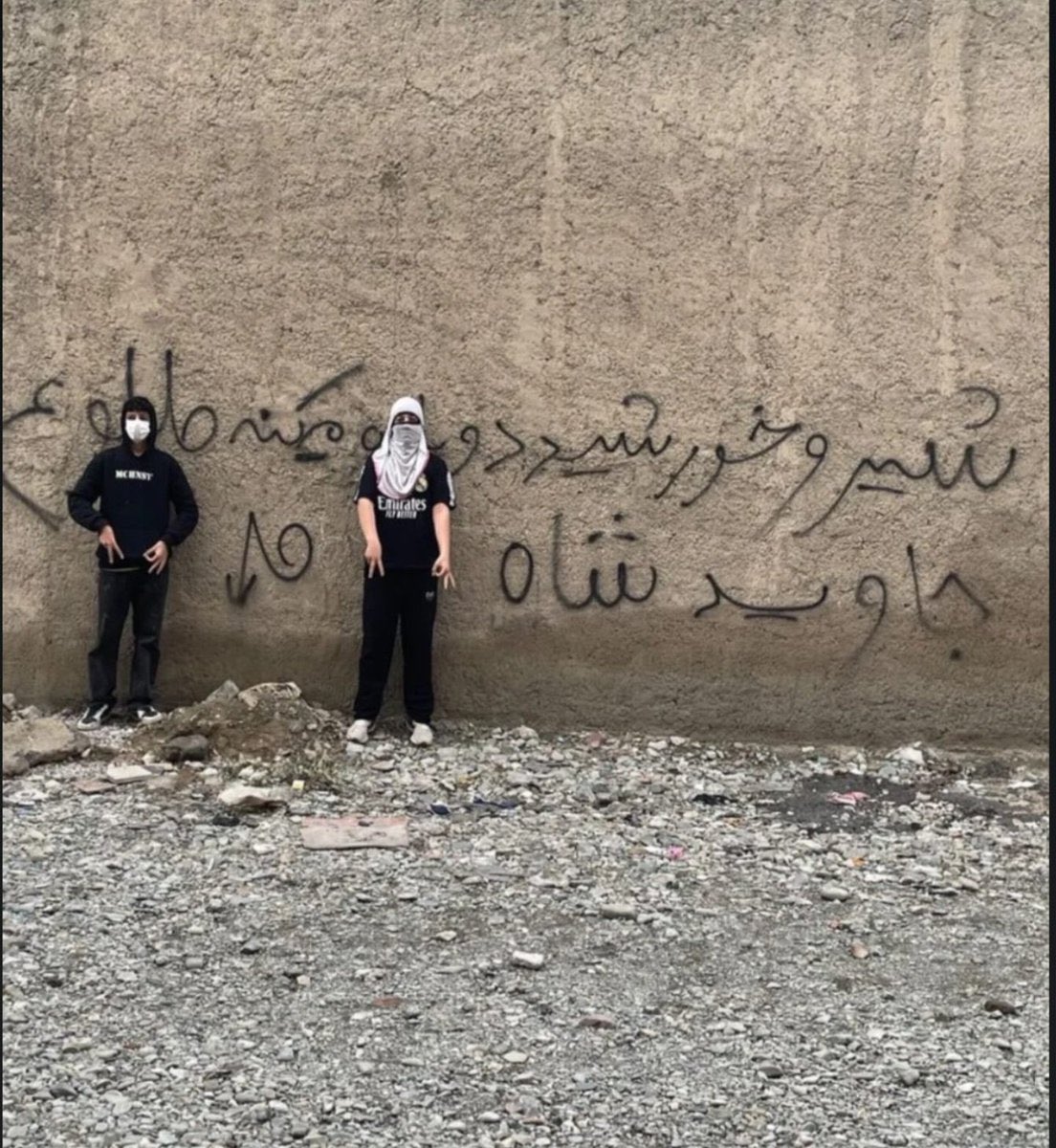 Avesta_persian's tweet photo. بعد از ۶ ماه تقویم هنوز در ۱۸ و ۱۹ دی ماه قفل شده
شیر و خورشید دوباره می‌کنه طلوع
روز انتقام نزدیک است

#جاویدشاه https://t.co/Z7t7ruONAy