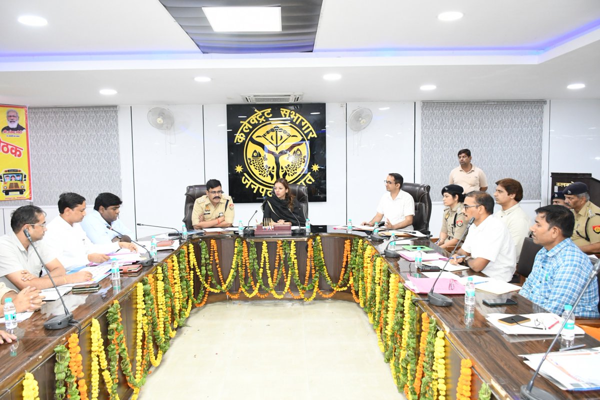 baghpatpolice's tweet photo. #Baghpatpolice
जिलाधिकारी एवं पुलिस अधीक्षक बागपत की अध्यक्षता में कलेक्ट्रेट सभागार, बागपत में जिला विद्यालय यान परिवहन सुरक्षा समिति की बैठक आयोजित की गई। बैठक में विद्यालय वाहनों की फिटनेस, सुरक्षा मानकों के अनुपालन, चालक-परिचालकों के सत्यापन, सीसीटीवी, जीपीएस एवं अन्य आवश्यक सुरक्षा व्यवस्थाओं की समीक्षा की गई तथा छात्र-छात्राओं की सुरक्षित आवाजाही सुनिश्चित करने हेतु संबंधित अधिकारियों को आवश्यक दिशा-निर्देश दिए गए।
@Uppolice