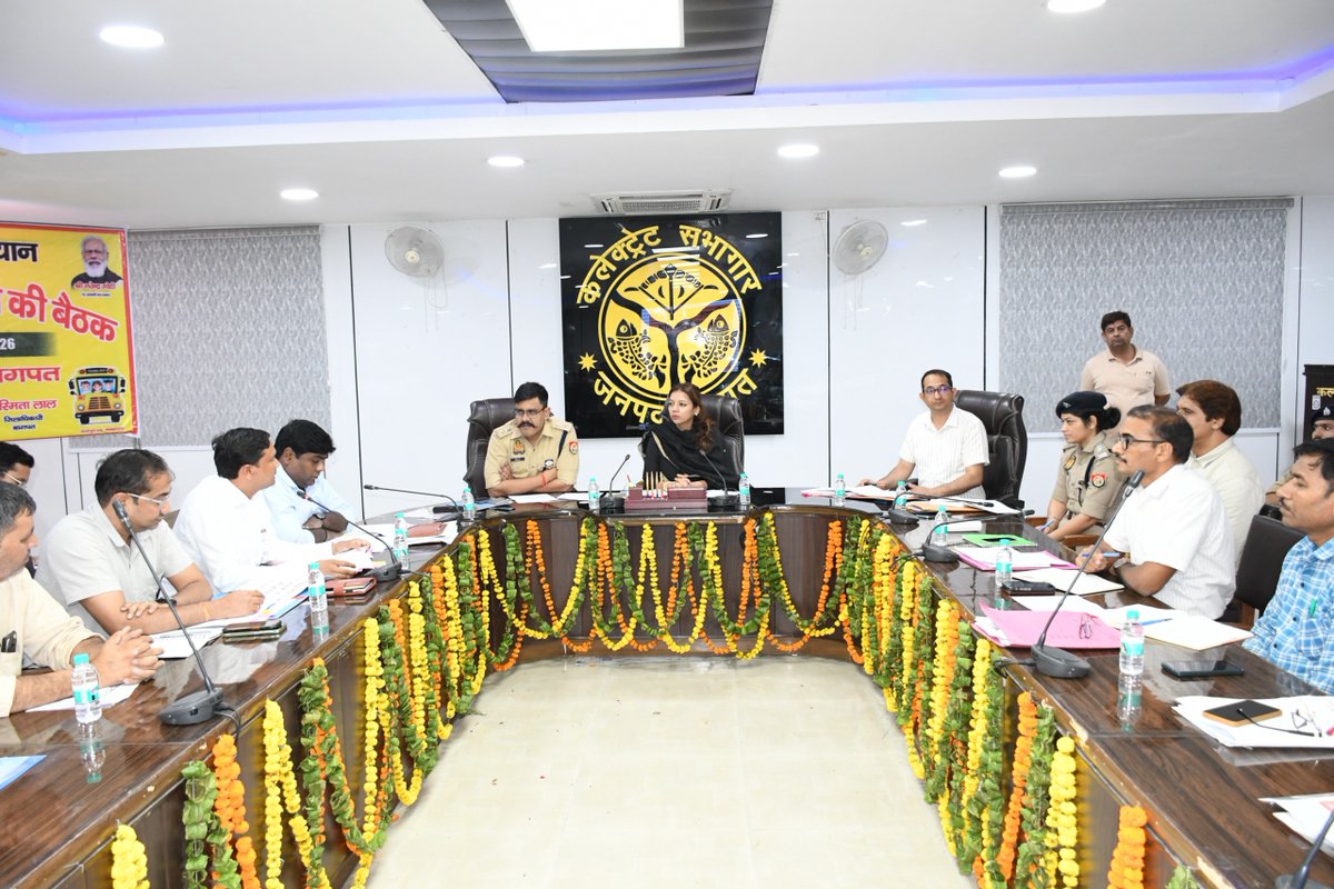 baghpatpolice's tweet photo. #Baghpatpolice
जिलाधिकारी एवं पुलिस अधीक्षक बागपत की अध्यक्षता में कलेक्ट्रेट सभागार, बागपत में जिला विद्यालय यान परिवहन सुरक्षा समिति की बैठक आयोजित की गई। बैठक में विद्यालय वाहनों की फिटनेस, सुरक्षा मानकों के अनुपालन, चालक-परिचालकों के सत्यापन, सीसीटीवी, जीपीएस एवं अन्य आवश्यक सुरक्षा व्यवस्थाओं की समीक्षा की गई तथा छात्र-छात्राओं की सुरक्षित आवाजाही सुनिश्चित करने हेतु संबंधित अधिकारियों को आवश्यक दिशा-निर्देश दिए गए।
@Uppolice