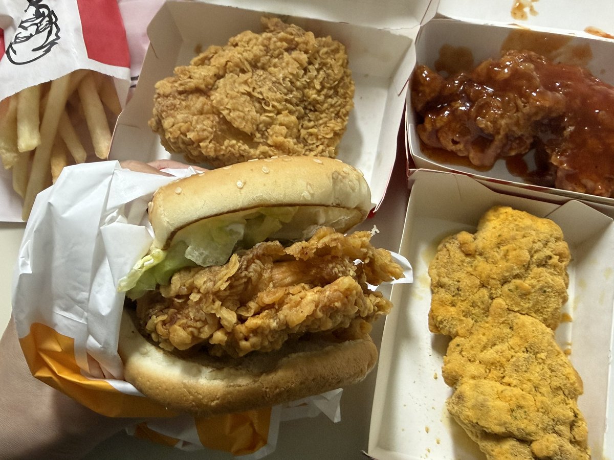 jongrangbab's tweet photo. 📍kfc
징거 박스
트러플 치르르 통다리
갓양념 통다리

kfc는 치킨종류별로 하나씩있는 셋트를 만들어주길... 하나씩사니까 1억됨🫪 https://t.co/Ba62JGk7X2
