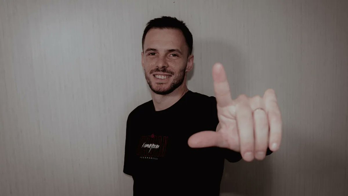 IndosFC's tweet photo. 🚨 OFFICIAL 🚨

PERSIJA resmi umunkan kedatangan fullback berkebangsaan Bosnia-Herzegovina, 🇧🇦Kerim Memija (30) untuk mengarungi 🇮🇩ISL musim 2026/27.

Kerim Memija bakal diikat debgan durasi kontrak dua musim atau hingga akhir musim 2027/28 mendatang.

Kerim Memija sebelumnya bermain untuk klub lokal kenamaan, 🇧🇦HSK Zrinjski Mostar (1st tier) selama lima musim catat total 183 kali penampilan dengan sumbangan 3 gol dan 17 asis.

Mantan penggawa tim Bosnia-Herzegovina U21 tersebut tercatat telah berkontribusi atas 8 gelar juara domestik bagi timnya.

I AM BOSNIAN, TAKE ME TO JAKAARTAAAAA 🔴🐯