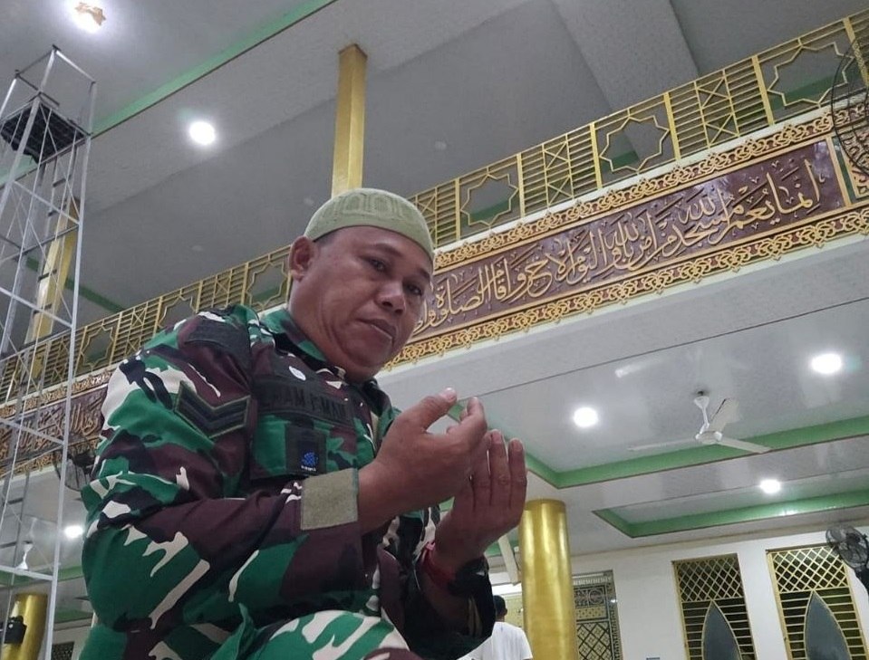 1420_sidrap's tweet photo. Jemput Berkah Subuh, Babinsa Kodim 1420/Sidrap Pererat Silaturahmi Lewat Sajadah
 menyatu dengan warga melalui kegiatan Safari Shalat Subuh Berjamaah di masjid wilayah binaan masing-masing, Kamis (09/07/2026)
#puspentni
#kodam14hasanuddin
#koremtoddopuli
#tnimanunggalrakyat https://t.co/SpXceI2q9T