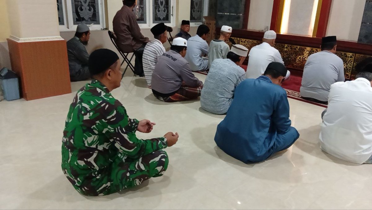 1420_sidrap's tweet photo. Jemput Berkah Subuh, Babinsa Kodim 1420/Sidrap Pererat Silaturahmi Lewat Sajadah
 menyatu dengan warga melalui kegiatan Safari Shalat Subuh Berjamaah di masjid wilayah binaan masing-masing, Kamis (09/07/2026)
#puspentni
#kodam14hasanuddin
#koremtoddopuli
#tnimanunggalrakyat https://t.co/SpXceI2q9T