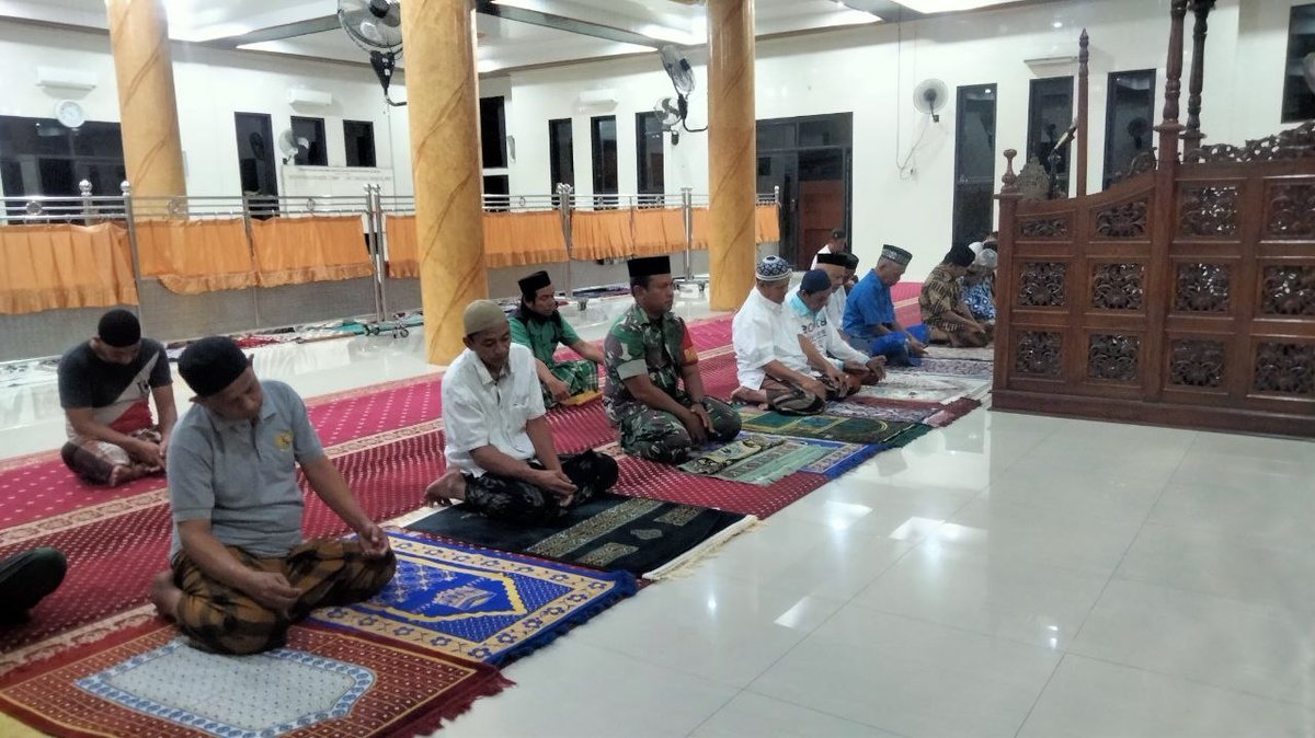 1420_sidrap's tweet photo. Jemput Berkah Subuh, Babinsa Kodim 1420/Sidrap Pererat Silaturahmi Lewat Sajadah
 menyatu dengan warga melalui kegiatan Safari Shalat Subuh Berjamaah di masjid wilayah binaan masing-masing, Kamis (09/07/2026)
#puspentni
#kodam14hasanuddin
#koremtoddopuli
#tnimanunggalrakyat https://t.co/SpXceI2q9T