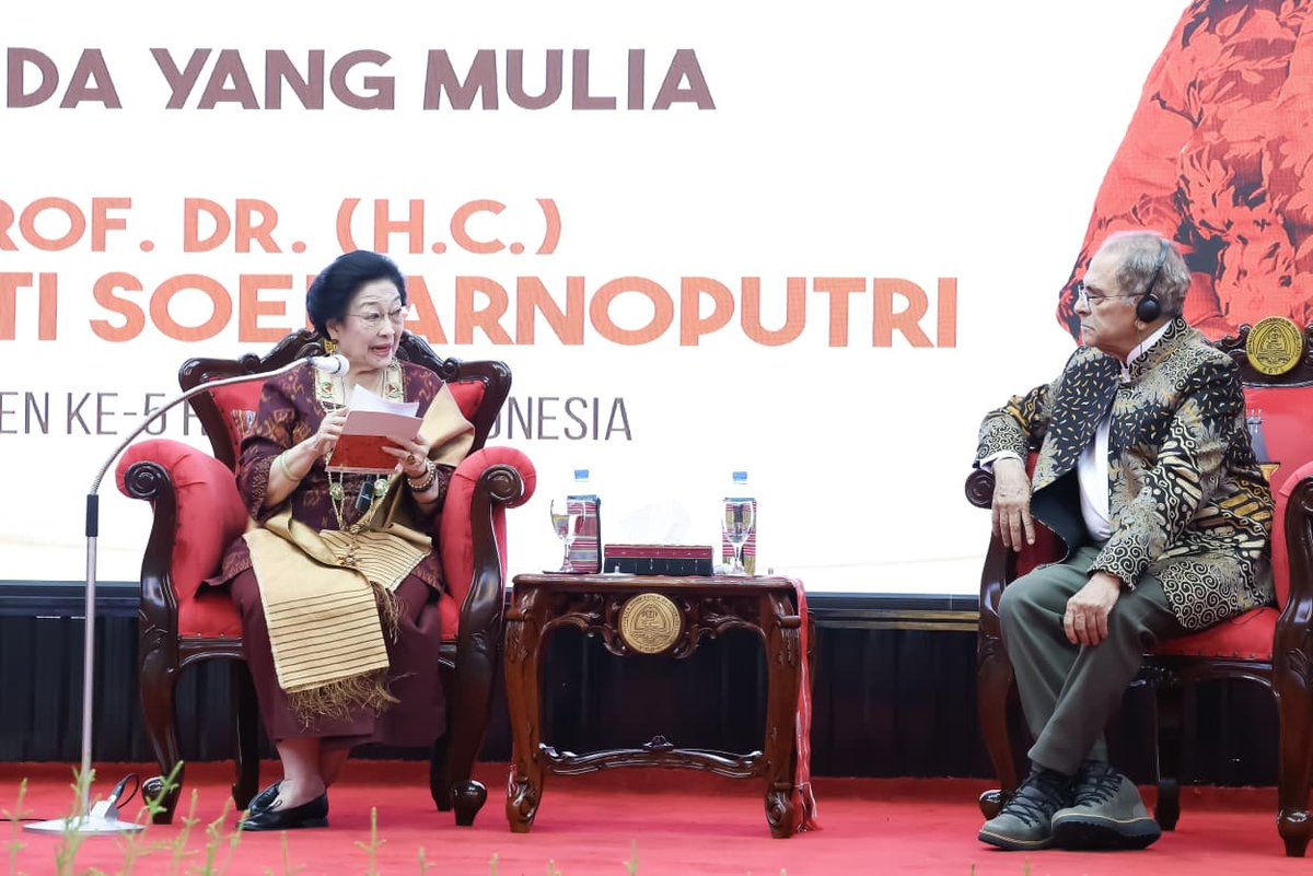 GunRomli's tweet photo. Dalam pidatonya, Ibu Megawati juga sempat memanggil Kupa Lopez, anak muda asal Timor-Leste yang dulu sempat meminta izin kepadanya untuk masuk ke dunia politik dan kini sukses menjadi Diplomat (Mantan Dubes Timor-Leste untuk Kamboja). 

Ibu Megawati juga membandingkan pengorbanan masa muda Xanana Gusmao yang dipanggil 'Maun Xanana' dengan ayahnya sendiri, Bung Karno, yang harus menghabiskan total 22 tahun hidupnya keluar-masuk penjara dan pembuangan demi kemerdekaan.

Gaya khas Ibu Megawati yang jenaka muncul di paruh akhir pidato saat menceritakan memori pertamanya mengunjungi Dili. Sembari tersenyum, beliau mengaku tidak akan pernah melupakan betapa dahsyatnya rasa cabai rawit khas Timor-Leste. 

Ibu Megawati mengisahkan pengalamannya mencicipi sedikit kecap saat sarapan nasi goreng di hotel kecil di Dili, yang ternyata rasanya "lebih meledak dari bom".

"Tadi saya sudah berbisik-bisik kepada Pak Ramos-Horta dan Maun Xanana, sekarang saya sudah menyuruh staf saya pergi ke pasar Dili untuk membeli oleh-oleh, khusus membawa pulang cabai Timor-Leste itu," canda Ibu Megawati yang langsung disambut tawa riuh para hadirin.

Upacara agung ini ditutup dengan sesi foto bersama dalam lima sesi, melibatkan keluarga besar, pimpinan parlemen, jajaran militer dan kepolisian Timor-Leste, hingga para sekretaris jenderal partai politik setempat (CNRT, Fretilin, PD, PLP, KHUNTO).

Foto Monang Sinaga