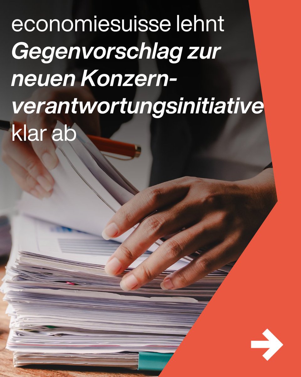 economiesuisse's tweet photo. Gegenvorschlag zur neuen Konzernverantwortungsinitiative: Schweizer Sonderweg mit hohen Kosten für die Wirtschaft📋

Die Schweizer Wirtschaft hat die Nachhaltigkeitsvorgaben nach 2020 umgesetzt – mit erheblichen Investitionen in Compliance, Sorgfaltspflichten und Berichterstattung. Das war möglich, weil der regulatorische Rahmen verhältnismässig und international anschlussfähig war.

Der Vorentwurf des neuen Unternehmensverantwortungs- und Nachhaltigkeitsgesetzes (NUFG) verlässt diesen Weg. Statt einer logischen Fortsetzung droht ein regulatorischer Systemwechsel: mit einer weitreichenden Spezialhaftung, einer einzigartigen Aufsichtsarchitektur und erheblichen zusätzlichen Belastungen entlang der gesamten Wertschöpfungskette. 

Hinzu kommt, dass die EU ihre Nachhaltigkeitsregulierung aktuell entschlackt, während die Schweiz selektiv die strengsten Elemente einer inzwischen überholten Regulierung übernehmen und teilweise sogar verschärfen würde. Betroffen wären längst nicht nur grosse Konzerne, sondern über den Trickle-down-Effekt auch zahlreiche KMU.

Besonders stossend ist die geplante Spezialhaftung: Was die Schweizer Stimmbürgerinnen und Stimmbürger 2020 an der Urne verworfen haben und selbst die EU mittlerweile fallen lässt, soll in der Schweiz nun durch die Hintertür zurückkehren.

Nachhaltigkeit braucht wirksame und praktikable Regeln. Ein Schweizer Sonderweg mit mehr Bürokratie, Rechtsunsicherheit und Wettbewerbsnachteilen ist der falsche Ansatz.

economiesuisse lehnt den Vorentwurf des NUFG daher klar ab. Er ist kein ausgewogener Gegenvorschlag, sondern de facto ein Umsetzungsgesetz der neuen Konzernverantwortungsinitiative.

🔎 Mehr dazu im Beitrag von Erich Herzog: https://t.co/vBKcKbPRQm