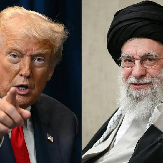 lesveritesdecas's tweet photo. 🚨 Le conflit entre les États-Unis et l'Iran s'intensifie.

De nouvelles frappes américaines ont visé près de 90 cibles militaires en Iran, selon Washington.

En réponse, l'armée iranienne affirme avoir lancé des drones contre des installations américaines au Koweït, au Qatar et à Bahreïn, tout en menaçant d'élargir ses représailles si les États-Unis poursuivent leurs opérations.

Le bilan humain continue de s'alourdir : les autorités iraniennes font état de 14 morts et 78 blessés à la suite des frappes américaines des deux derniers jours.

Malgré cette nouvelle escalade, Donald Trump affirme que le conflit pourrait prendre fin « très rapidement », tandis que plusieurs dirigeants internationaux appellent à éviter un embrasement régional.

👉 Selon vous, cette escalade peut-elle encore être stoppée par la diplomatie ou le risque d'un conflit plus large devient-il inévitable ?

💬 Donnez votre avis en commentaire.

#Iran #ÉtatsUnis #MoyenOrient #Géopolitique #Actualité