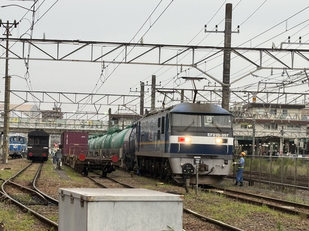 SN_CargoRail's tweet photo. 入れ替え中のタンク車を牽引した桃太郎
左からKD60、シキ+ヨ、コンテナ列車、桃太郎+タンク列車という様々な貨車が集まった写真 https://t.co/31MhzW9EiC