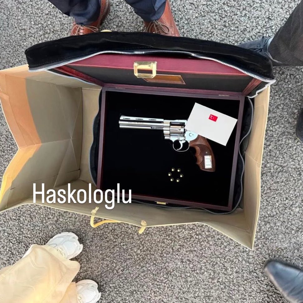 bpthaber's tweet photo. Cumhurbaşkanı Erdoğan'ın, NATO liderlerine hediye ettiği silah:

(İbrahim Haskoloğlu) https://t.co/eR8mbgp7lu