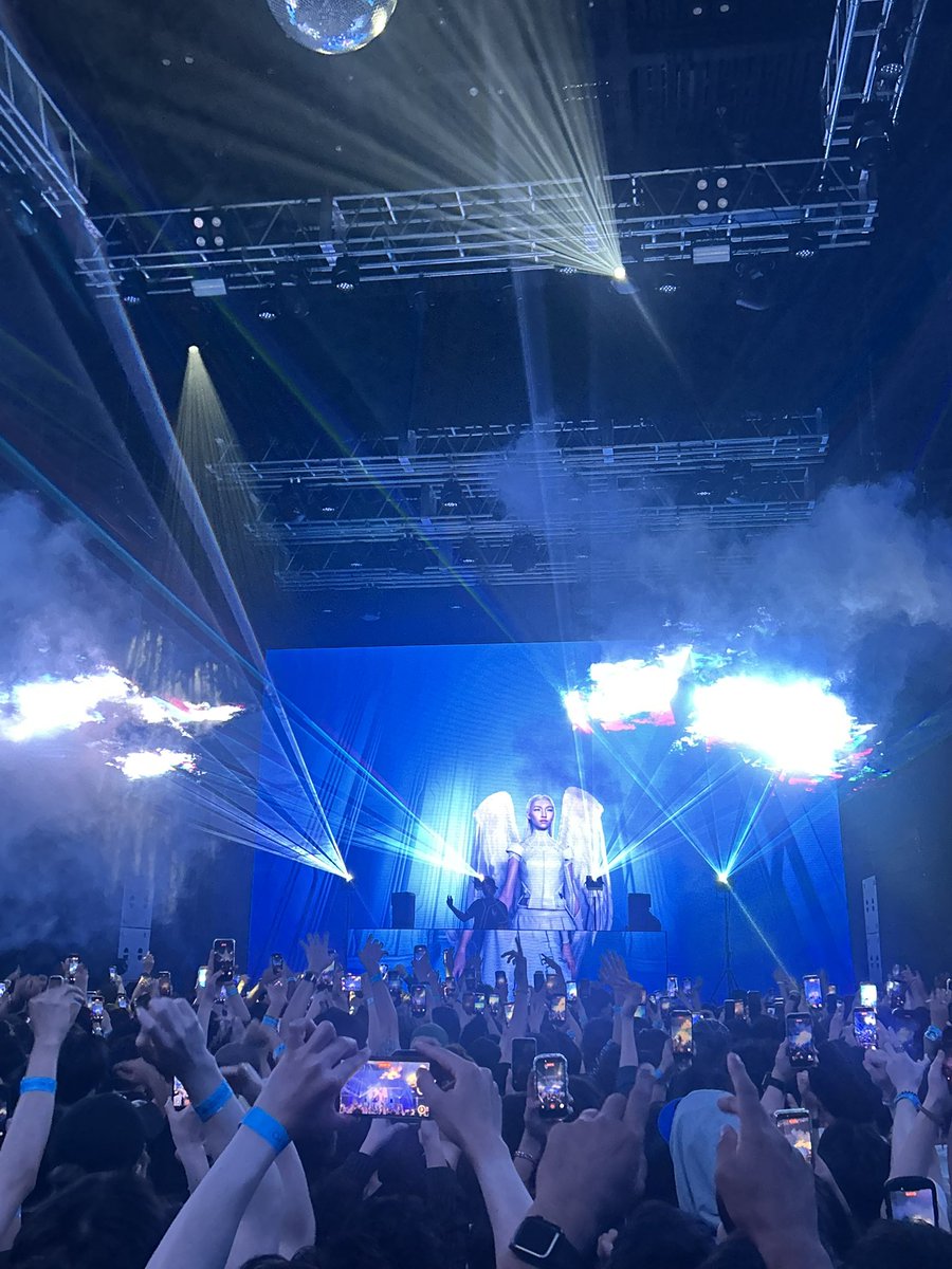 MelloFilms's tweet photo. Illeniumとっても感動しました！！
#butterflyeffect https://t.co/4VzH0D8nH5