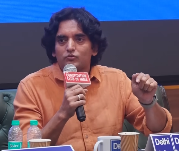 sauravyadav1133's tweet photo. दिल्ली यूनियन की तरफ से आरक्षण पर हुई बहस में आरक्षण के पक्ष में बोलने के लिए पवन वर्मा और राजकुमार भाटी जैसे पढ़े-लिखे लोगों को बुलाया गया था 
और विपक्ष में बोलने के लिए इन दोनों लोगों को बुलाया गया था इनमें एक गालीबाज अजीत भारती है और दूसरे कोई सज्जन सिंह हैं। 
पवन वर्मा और राजकुमार भाटी ने शांति से और तर्क के जरिए अपनी बात रखी और अजीत भारती गले में मटकी और झाड़ू बांधने वाली घटनाओं पर एक्टिंग करते हुए कह रहा है कि 
ये सब फर्जी बातें हैं ये पोर्न है वामपंथ की बकलोली है। फिर आगे यही अजीत भारती दलितों को पानी नहीं पीने देने वाली बात पर उन्हें कैक्टस बता रहा है पूछ रहा है बिना पानी के तुम जिंदा कैसे बच गए...अफसोस अजीत भारती के इस कुतर्क पर खूब तालियां भी बज रही हैं...इससे वहां बुलाए गए लोगों की सोच पता चलती है। 
दूसरे सज्जन सिंह हैं जो दलितों पर अत्याचार को सरस सलिल की कहानियां बता रहे हैं।

मगर ये दौर ही ऐसा है कि यहां तर्क की तुलना में कुतर्क ही ज्यादा वायरल होते हैं तो हो रहे हैं। यूट्यूब पर इस डिबेट के वीडियो के नीचे लोग कमेंट कर रहे हैं कि अजीत भारती ने गर्दा उड़ा दिया। 
हमारे समाज और उसके लोगों की सोच को पीछे की तरफ ले जाया जा रहा है...