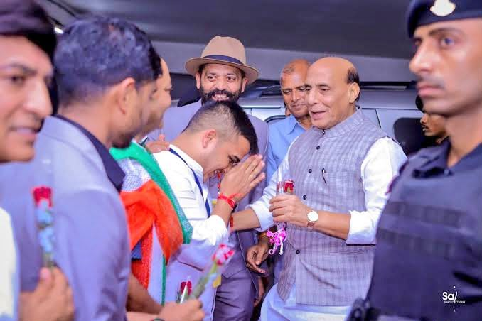 sanghaviharsh's tweet photo. देश के यशस्वी रक्षा मंत्री, वरिष्ठ भाजपा नेता माननीय श्री @rajnathsingh जी को जन्मदिवस की हार्दिक शुभकामनाएँ।

ईश्वर से आपके उत्तम स्वास्थ्य, दीर्घायु एवं निरंतर राष्ट्रसेवा के लिए शक्ति और सफलता की कामना करता हूँ। https://t.co/Q4904k0EuM