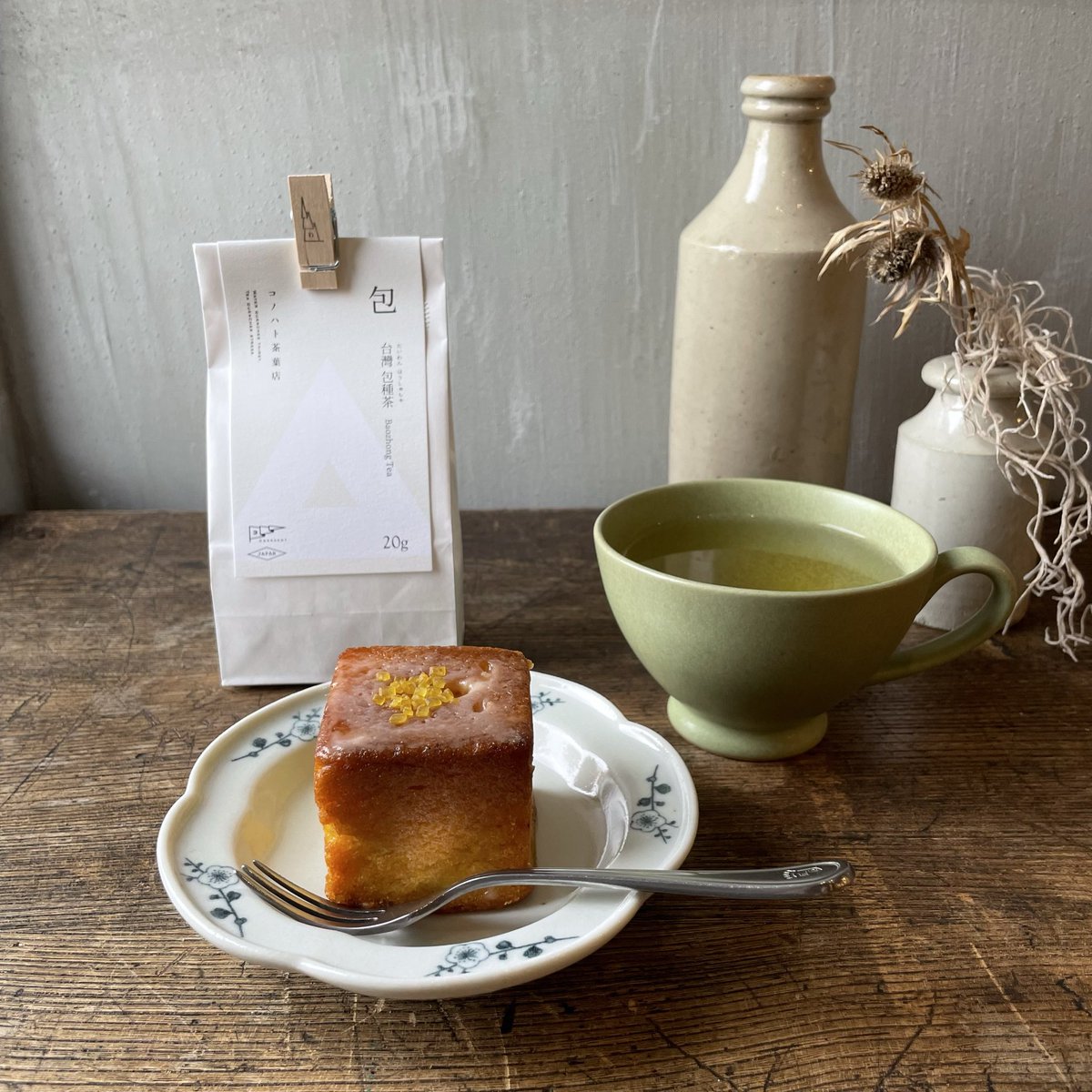 _connacht's tweet photo. 弊社スタッフ激推しの、スタバのレモンキューブケーキ。私レモンケーキだーいすき🍋

面白いペアリングないかなぁと台湾包種茶を淹れてみる。…ちょっと違いましたねぇ…笑
それぞれはすごく美味しいけど、ペアリングとしては…。また食べる機会があれば次は無難にニルギリとか☕

#店長さとーのおやつ https://t.co/gFE5cmsibz
