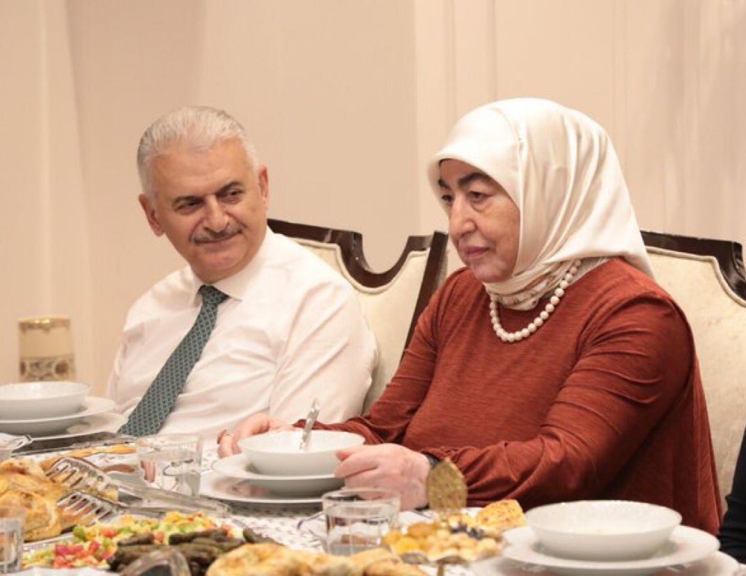 Rubulhalil's tweet photo. Kadın tarafı gelince erkekler / Erkek tarafı gelince kadınlar https://t.co/d61JEssHBj