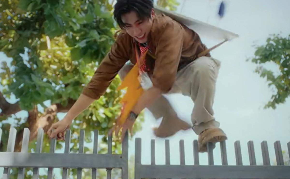 _meltingsun_'s tweet photo. Girl my khun kru jumping gates instead of ?? calling phi guard to help 😂 look at his dedication to school

#LoveYouTeacherSeriesEP1 
#LoveYouTeacherSeries https://t.co/VO3bKiJhVZ