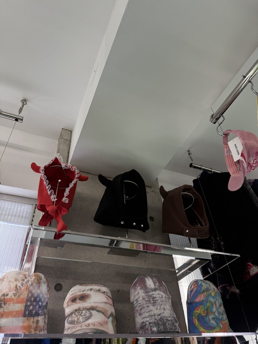 y_alphaz's tweet photo. 店員さんが良くエイミとチサ来る言ってた！マッチョTもここで一緒に買ったらしい！💪🏼 https://t.co/UAJevUN5tN