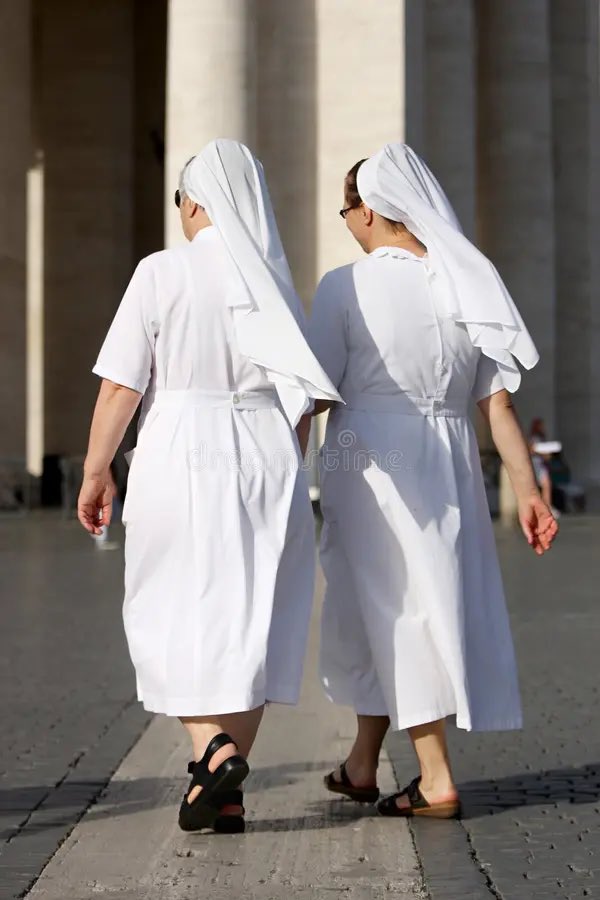 _veniceb1tch's tweet photo. @eerr_jimenez Así es como visten las monjas en verano, súper comparable con las pobres mujeres musulmanas a las que no se les puede ver ni los tobillos a 40 grados https://t.co/lLpE4CyU7Q