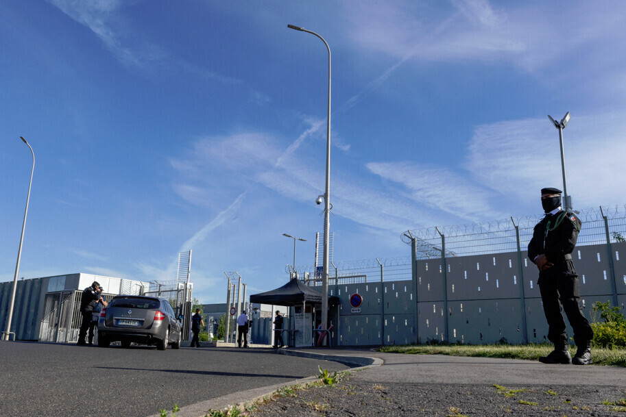 humanite_fr's tweet photo. Attouchements, intimidations, humiliations… Les « violences systémiques » dans les prisons ultrasécurisées de Darmanin épinglées par un rapport 

➡️ https://t.co/bSWXjyZ725 https://t.co/iUfL2Jhq87