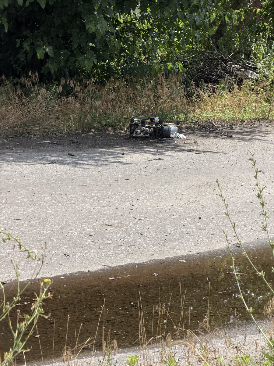 Ukraine_Twi's tweet photo. Лиман. Русские расставляют по городу ждунов, которыми убивают гражданских. Одного такого ждуна удалось обезвредить. P.S. никогда не стреляйте в боевую часть, иначе получите контузию, стреляйте в катушку с оптоволокном. https://t.co/txJOYWpeEU