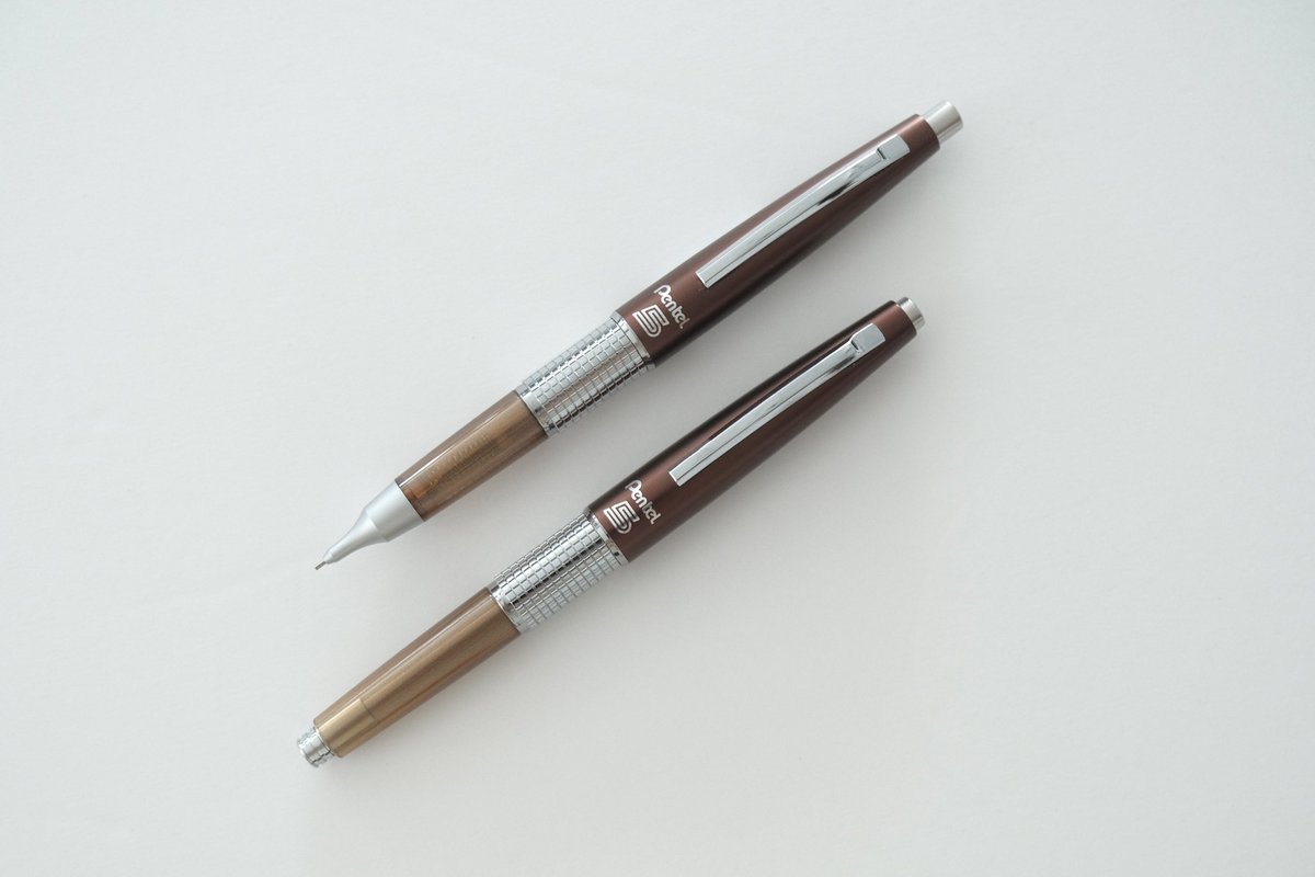 angers_bureau's tweet photo. 【上野・丸の内・神田・吉祥寺】
名作シャープペン・KERRYのしーさー限定色の販売を開始しています。日本モデルでは初の艶消しキャップに、中の機構がほんのり見える半透明ブラウン軸。使い込んだ風合いを目指し作られたこだわりの１本です！
※１グループ１点まで。店頭販売のみとさせていただきます https://t.co/j8KdqUNE5c