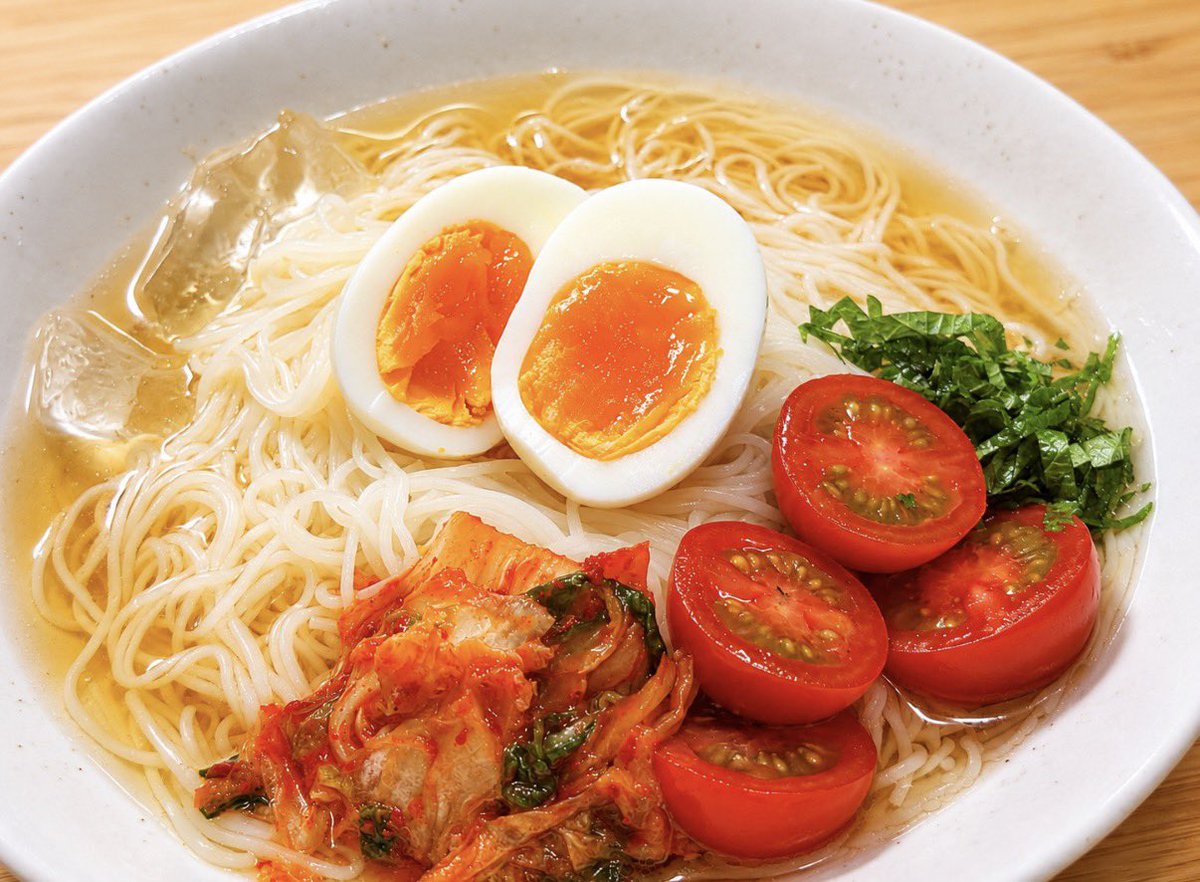 ktranp_19990730's tweet photo. 冷麺風そうめんレシピ
【2人前】
そうめん3束

<スープ>
鶏ガラ5g
麺つゆ(濃縮)15ml
お酢30ml
塩2g
砂糖3g
ごま油3ml
昆布だし2g
水300ml

▶︎混ぜ合わせて、冷蔵庫で冷やす

トッピング
・ゆで卵(7分茹で)
・大葉(千切り)
・キムチ
・ミニトマト▶︎半分に切って軽く塩を振る
・氷
・あとは任せた https://t.co/GOfC0VuB20