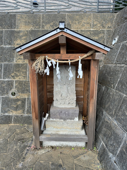 onecup2103's tweet photo. これ、なんだか知っとるけ？　　近所の地主宅前
『庚申塔（こうしんとう）』　中国の道教に由来する「庚申信仰」に基づいて建てられた石碑　元々は地域の境界に設置され、村に災いが入るのを防ぐ役割を持っていた　手が6本あるこの姿の正体は、「青面金剛」悪霊や病魔を確実に退治する https://t.co/eOI60q31TW