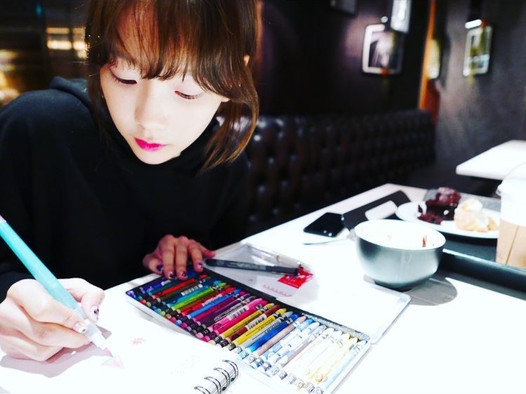 GuukiiG's tweet photo. Taeyeon's so beautiful even when she's drawing 💜~          
#태연 #TAEYEON #GirlsGeneration https://t.co/iXdj4MG3xp