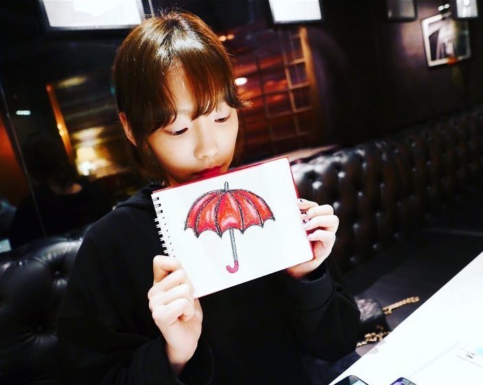 GuukiiG's tweet photo. Taeyeon's so beautiful even when she's drawing 💜~          
#태연 #TAEYEON #GirlsGeneration https://t.co/iXdj4MG3xp