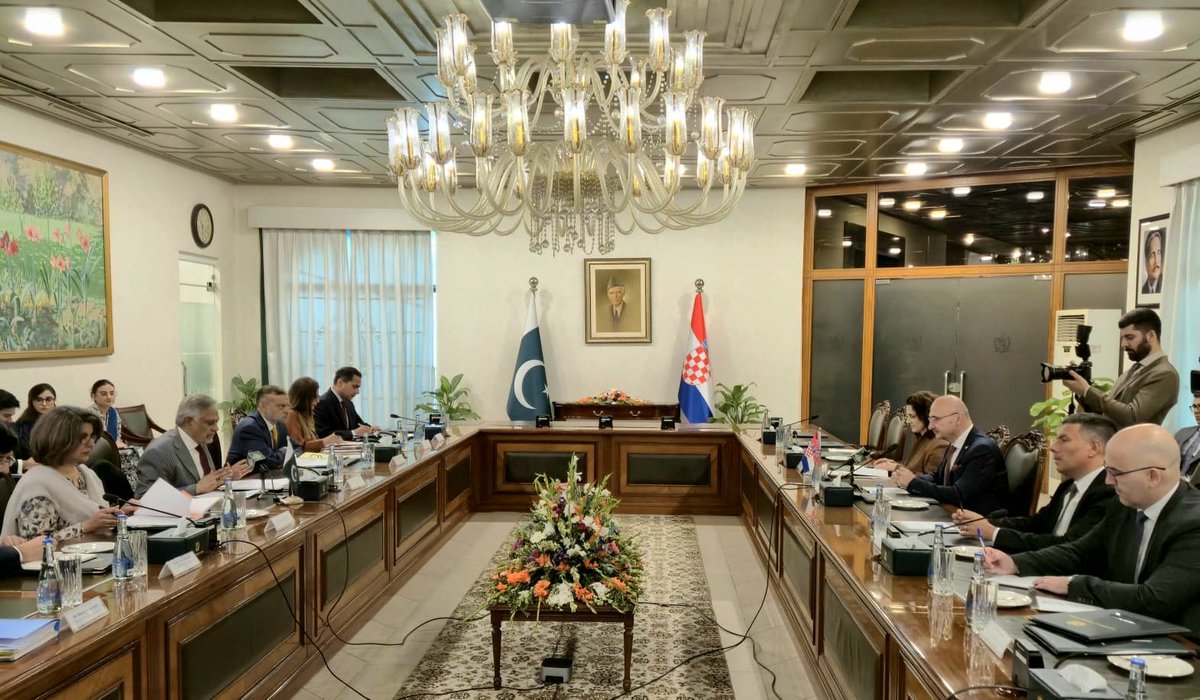 MFA_Croatia's tweet photo. 🇭🇷🤝🇵🇰 During his official visit to Pakistan, Minister @grlicradman met Deputy Prime Minister and Foreign Minister @MIshaqDar50.

They reaffirmed the good political relations between Croatia and Pakistan, based on friendship and mutual respect, and discussed opportunities to further strengthen cooperation in trade, agriculture, IT, education and the defence industry.

The ministers also exchanged views on cooperation in multilateral fora and on Pakistan’s role as an important partner of the EU in migration, regional security and the fight against terrorism.

@ForeignOfficePk