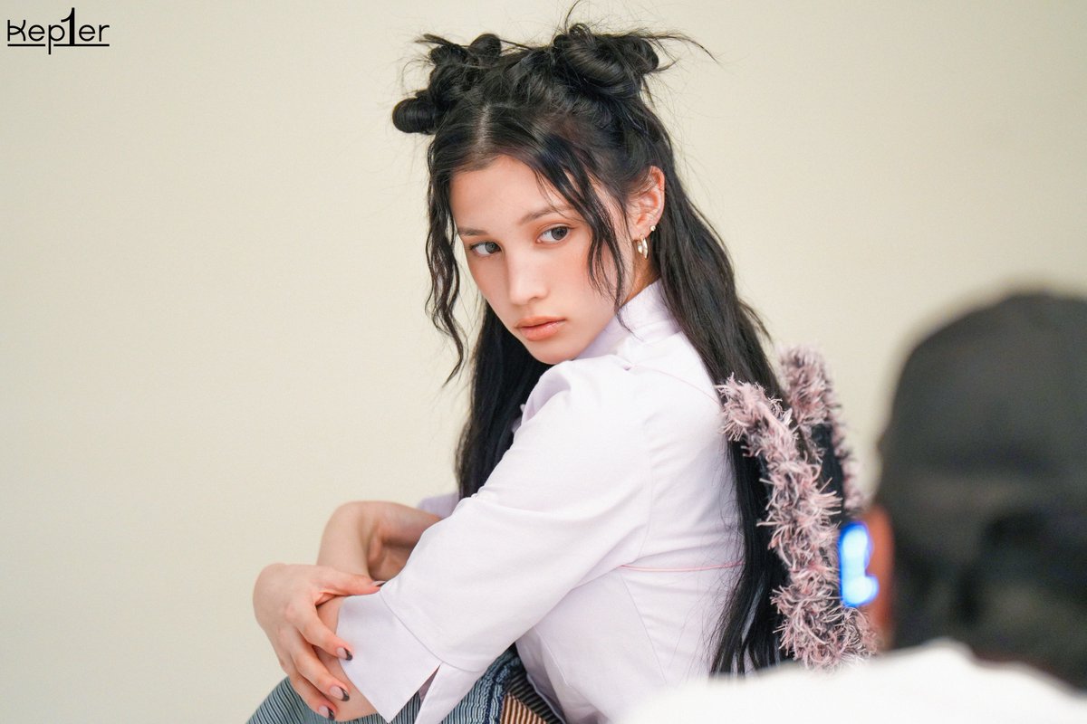 huba727's tweet photo. HUENING BAHIYYIH DAZED SUMMER EDITION Behind Photo📸 #휴닝바히에 https://t.co/AEJIclxdqW