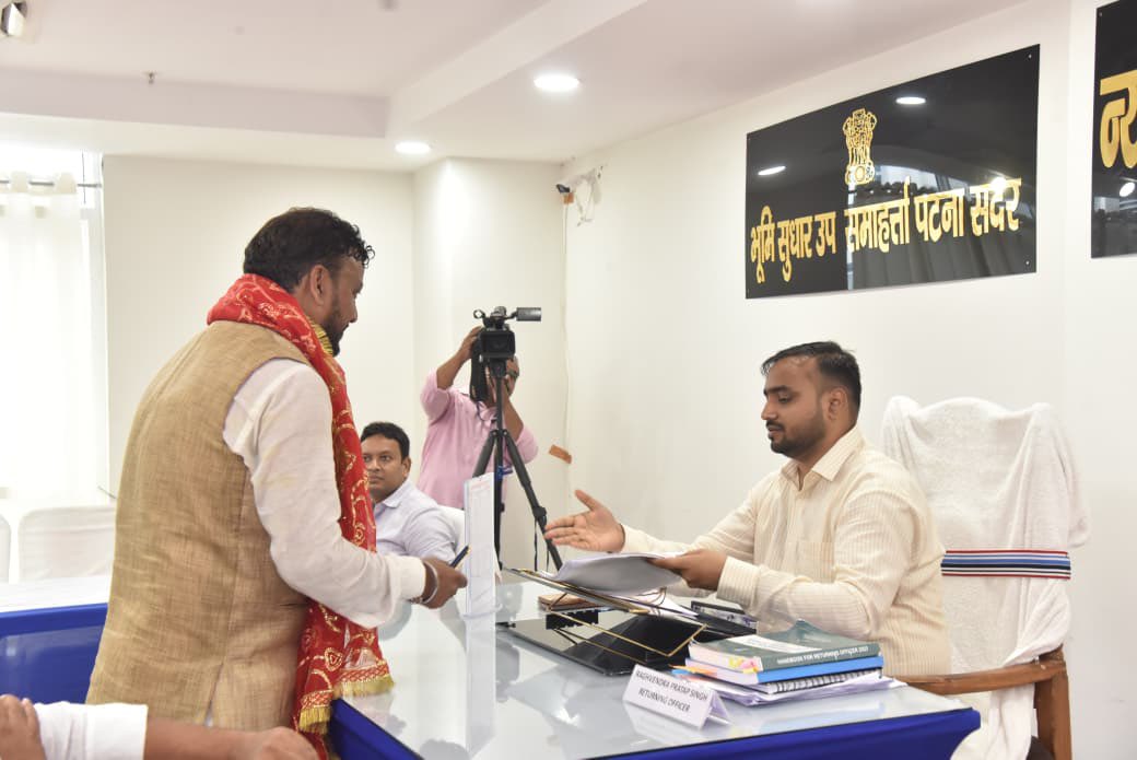prabhakarjourno's tweet photo. बांकीपुर उपचुनाव: भाजपा प्रत्याशी अभिषेक कुमार बंटी ने आज अपना नामांकन दाखिल कर दिया।

#Bankipur #BiharPolitics #AbhishekKumarBunty #BJP #ByElection #Patna https://t.co/WknZkFQsyC