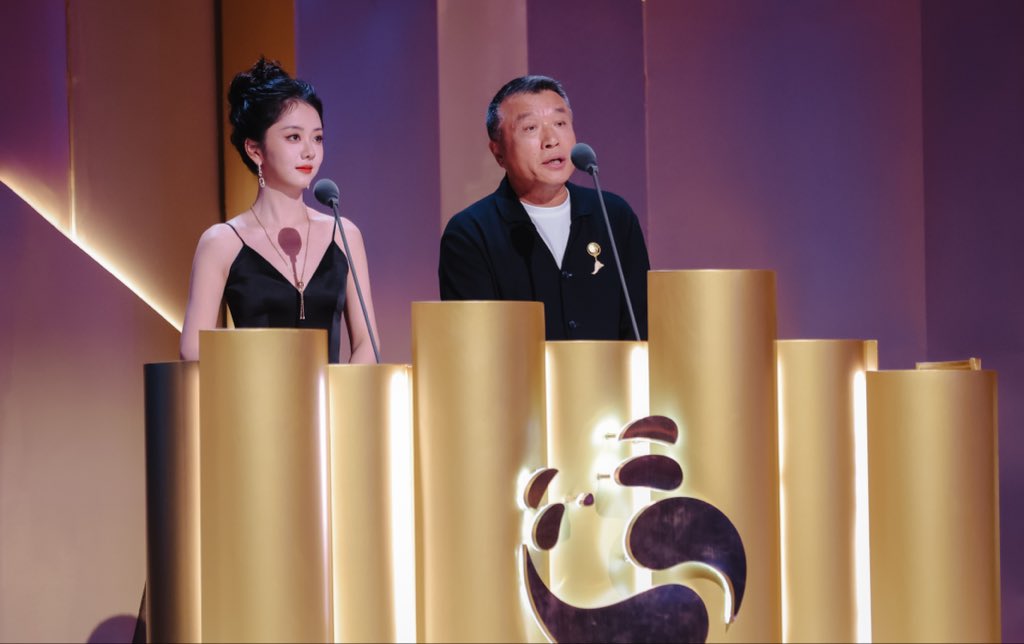 AwardsPand86482's tweet photo. #GoldenPandaSpotlight
A heartwarming moment captured onstage at the 2nd Golden Panda Awards! Actress Tan Songyun stood side by side with Kang Honglei, jury member for the TV Drama category. Celebrating exceptional works through the art of film and television. https://t.co/TeVfRWOymr