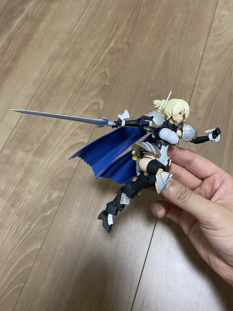 tkbnakr's tweet photo. 名前：【シグリッド・ヴァルンハルト】

肩書き：とある王国の騎士団長

愛刀：【アスト・シルヴァ】

戦場では冷徹無慈悲。
仲間思いで自分の犠牲も厭わない性格。
鉄の女かと思いきや甘いものに目がなく、戦いの後に食べるお菓子の時間が1番好き。

「退け！後は私に任せろ…！」
#30ms https://t.co/EgexaZzCO4