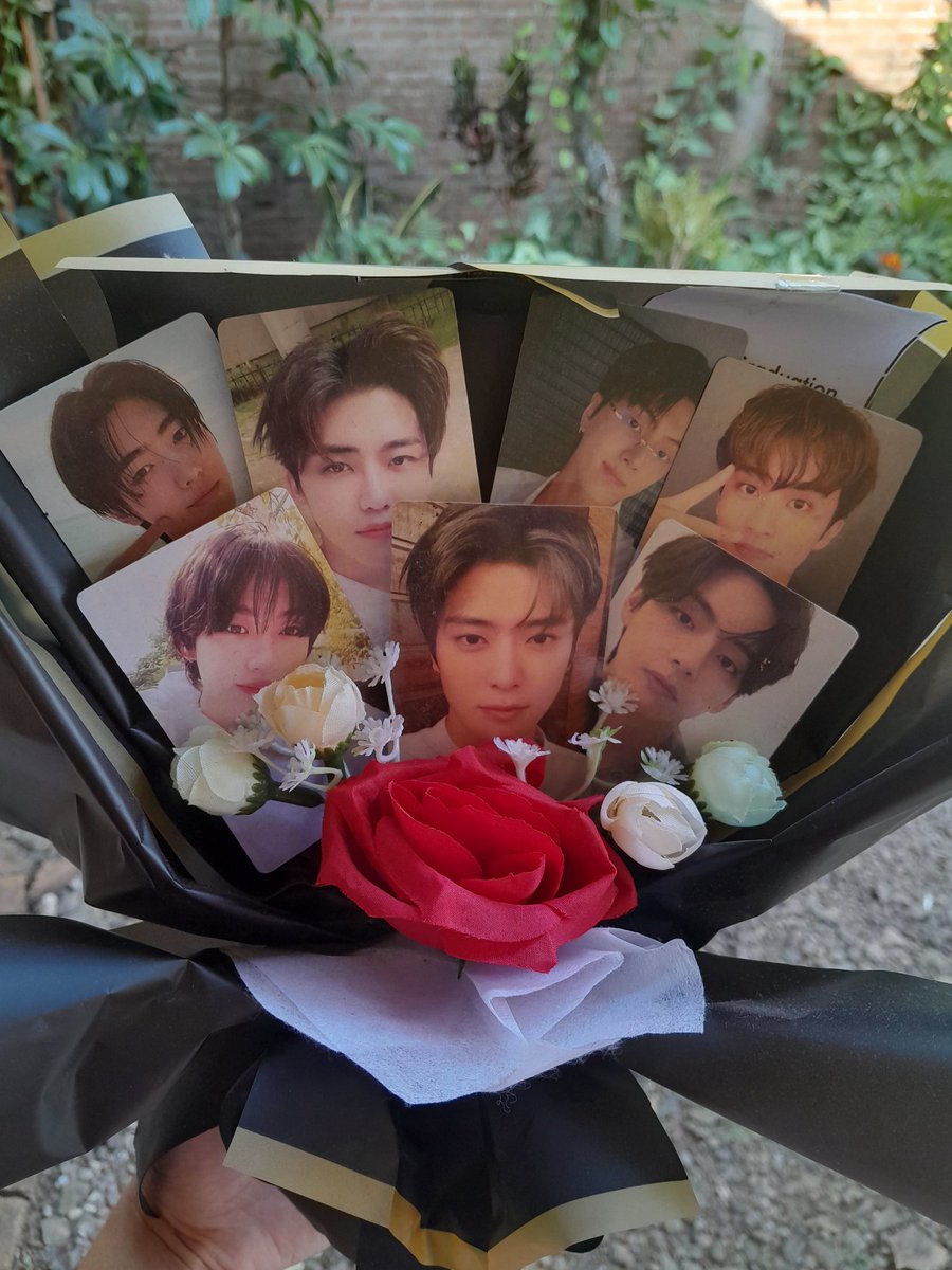 selenpeach's tweet photo. Sekarang gw kls 12
Ini buket wktu kelulusan smp
Liat dah ada member 
BTS-V
•NCT-Mark, Jaehyun, Jaemin
•ENHYPEN-Sunghoon, Jay
•RIIZE-Anton 
Gw mulfand, jujur sih nggak nyangka dri ke 4 grup diatas 3 diantarany💔pdhl gw blm sempet nonton konser mrka https://t.co/UfD5t17LRk