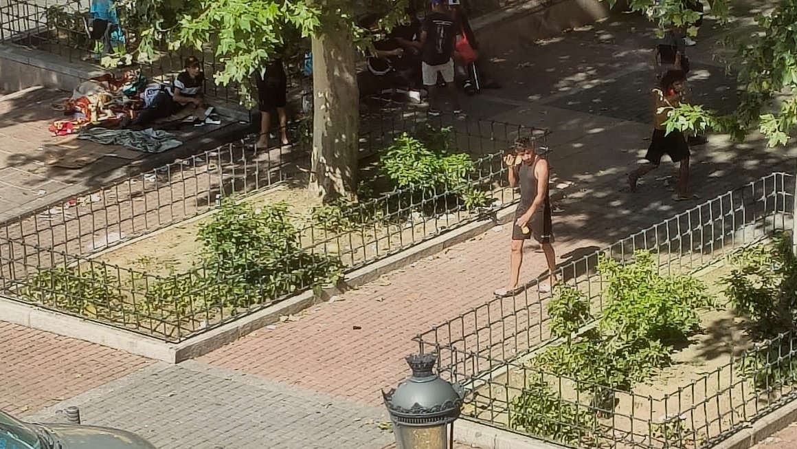 VallecasBulevar's tweet photo. Ahora mismo en la parte alta del Bulevar, unas 20 personas tiradas. Parece que se corre la voz de que ahí pueden estar sin problema. Unos 10 pegados a la peluquería Aires, cuyas trabajadoras están desesperadas (terminará cerrando, oh sorpresa). Está llegando gente nueva. 👇 https://t.co/jQGsBIeLBt
