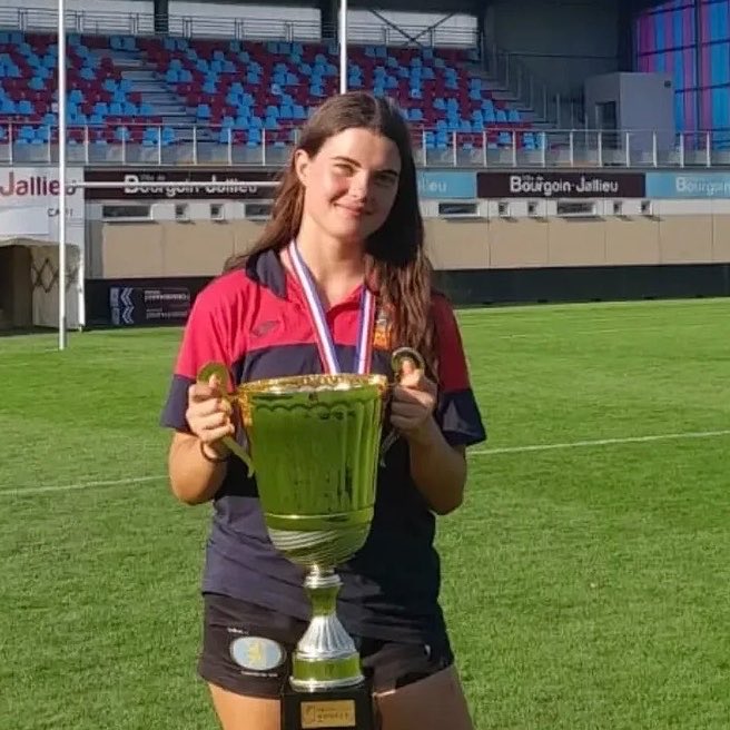 RugbyGalicia's tweet photo. Esta fin de semana disputarase o @rugby_europe  7s  U18 feminino  en Praga🇨🇿

👏🏻ISABEL RODRIGUEZ VILA, xogadora do CRAT e das @RugbyGalicia figura entre as convocadas 

🏉Grupo B 

⏰ Sábado 11

- 09.00 vs 🇷🇴 
- 13.00 vs 🇩🇪 
- 17.22 vs 🇧🇪 

O domingo os cruzamentos para as fináis https://t.co/CDQju7strV